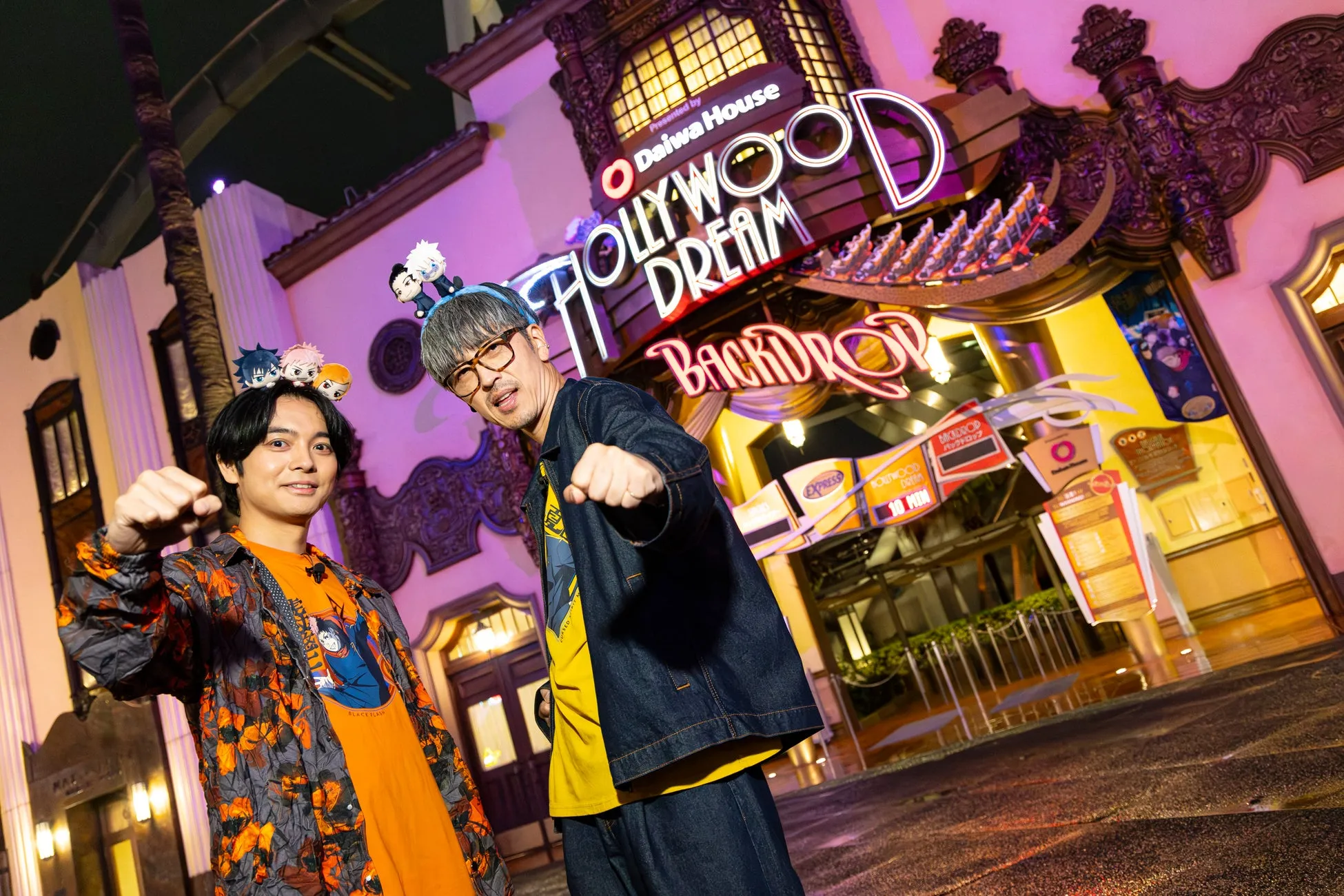 呪術廻戦イベントでポーズを取る声優たち