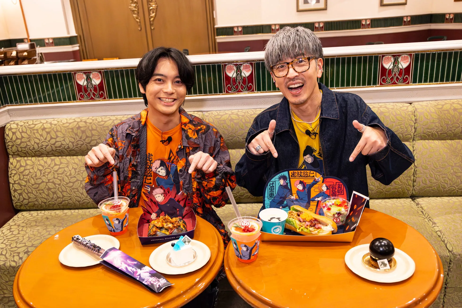榎木淳弥氏と櫻井孝宏氏、呪術廻戦テーマの食事を手に笑顔