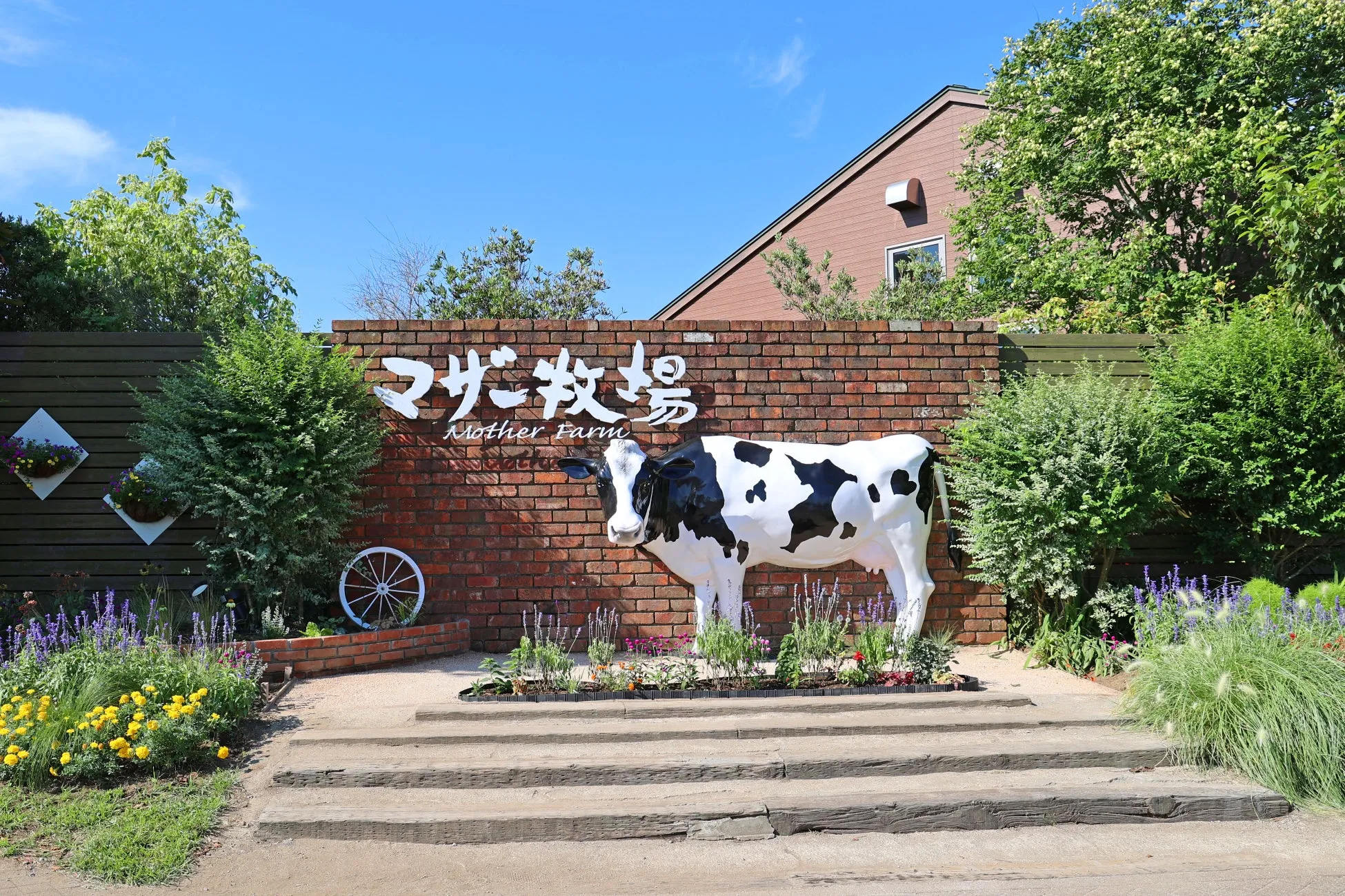 マザー牧場の入り口と牛のオブジェ