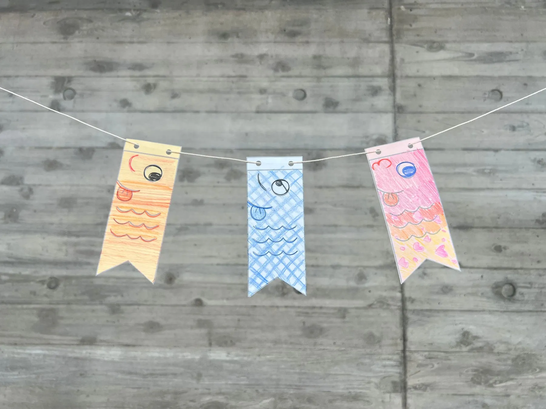 カラフルな手描きのこいのぼり三つ