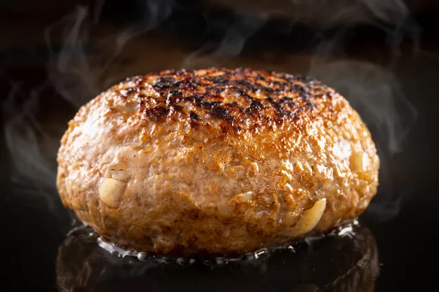 粗挽き肉の肉粒感を引き立たせた金のハンバーグイメージ