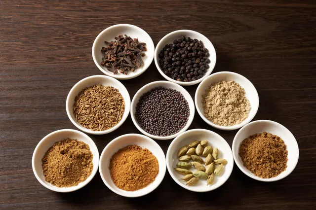 香味野菜と焙煎スパイスの香りが際立つカレーイメージ