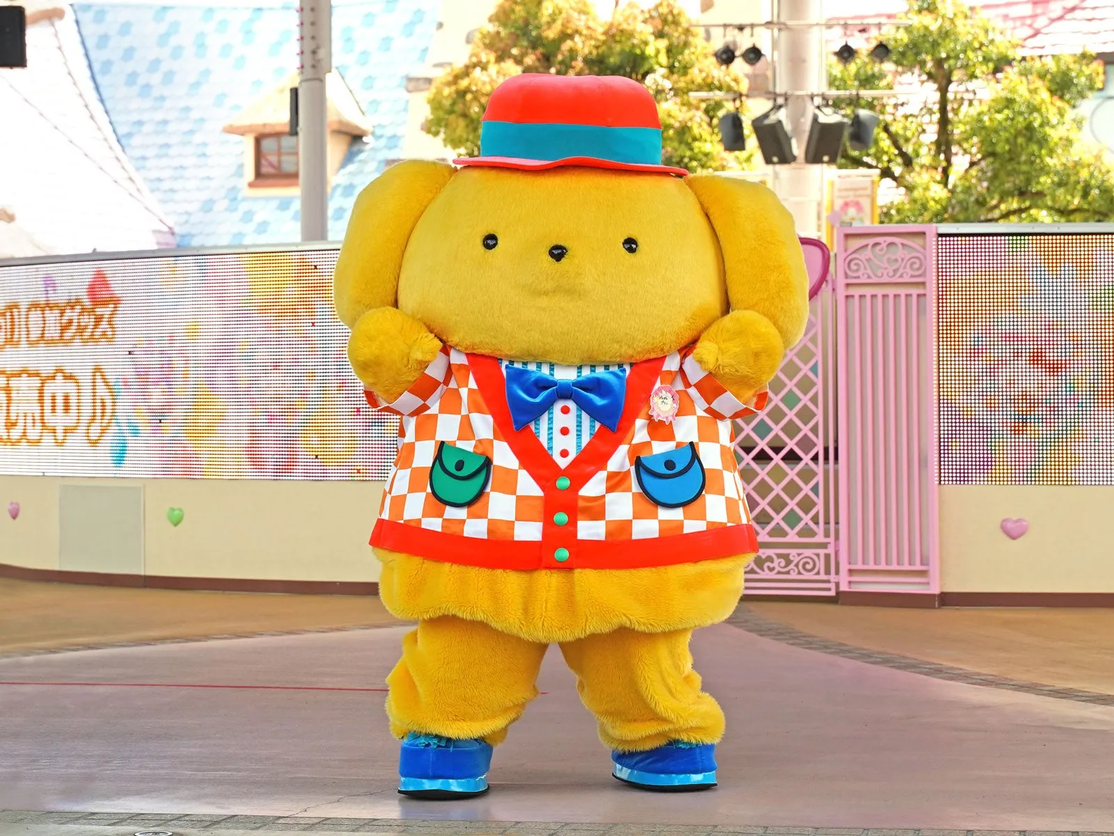 ポムポムプリン、30周年記念イベントでのカラフルな衣装