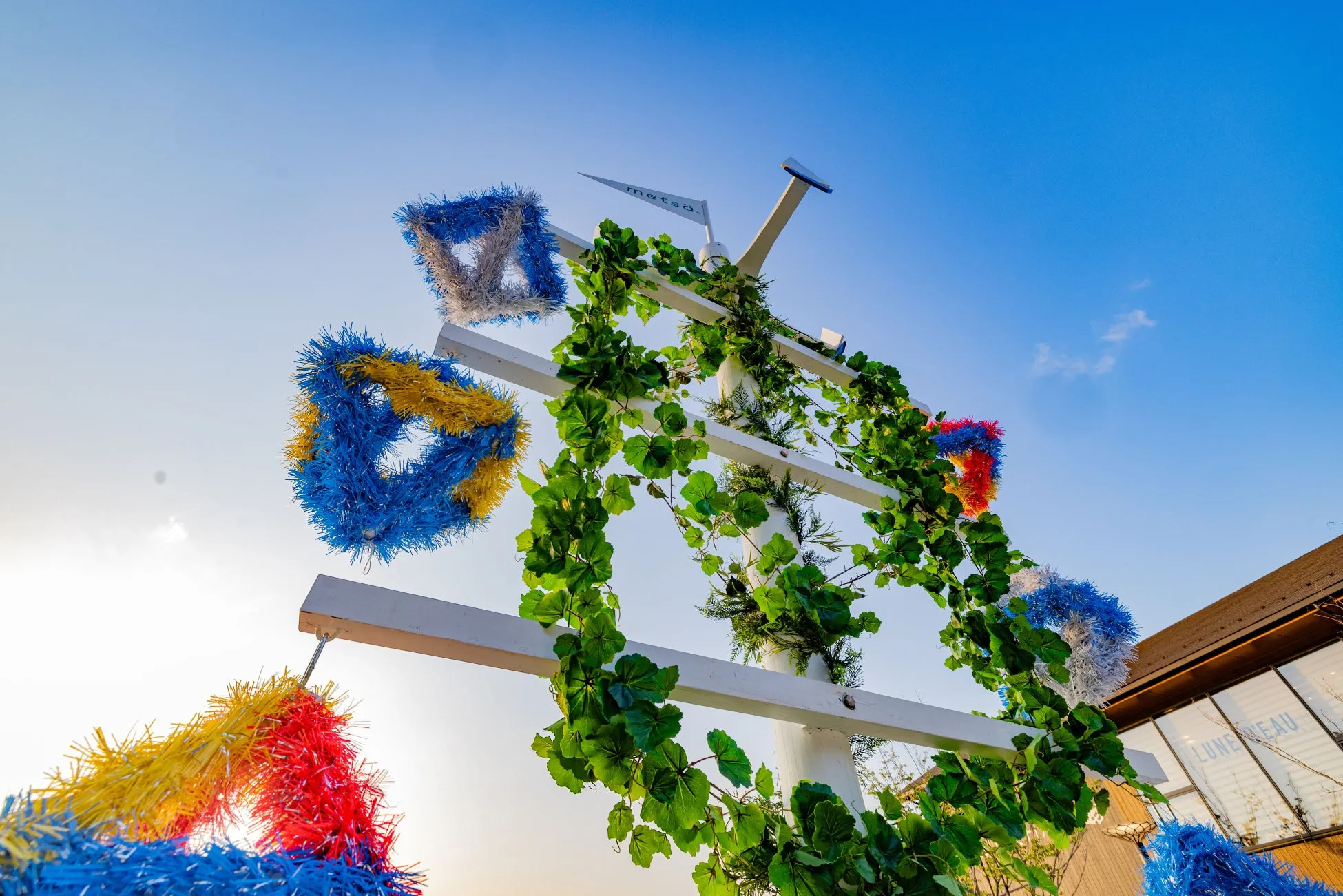 夏至祭のデコレーションされたポール