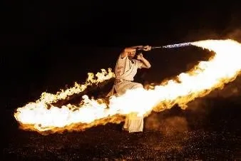 炎を使ったパフォーマンスをする人