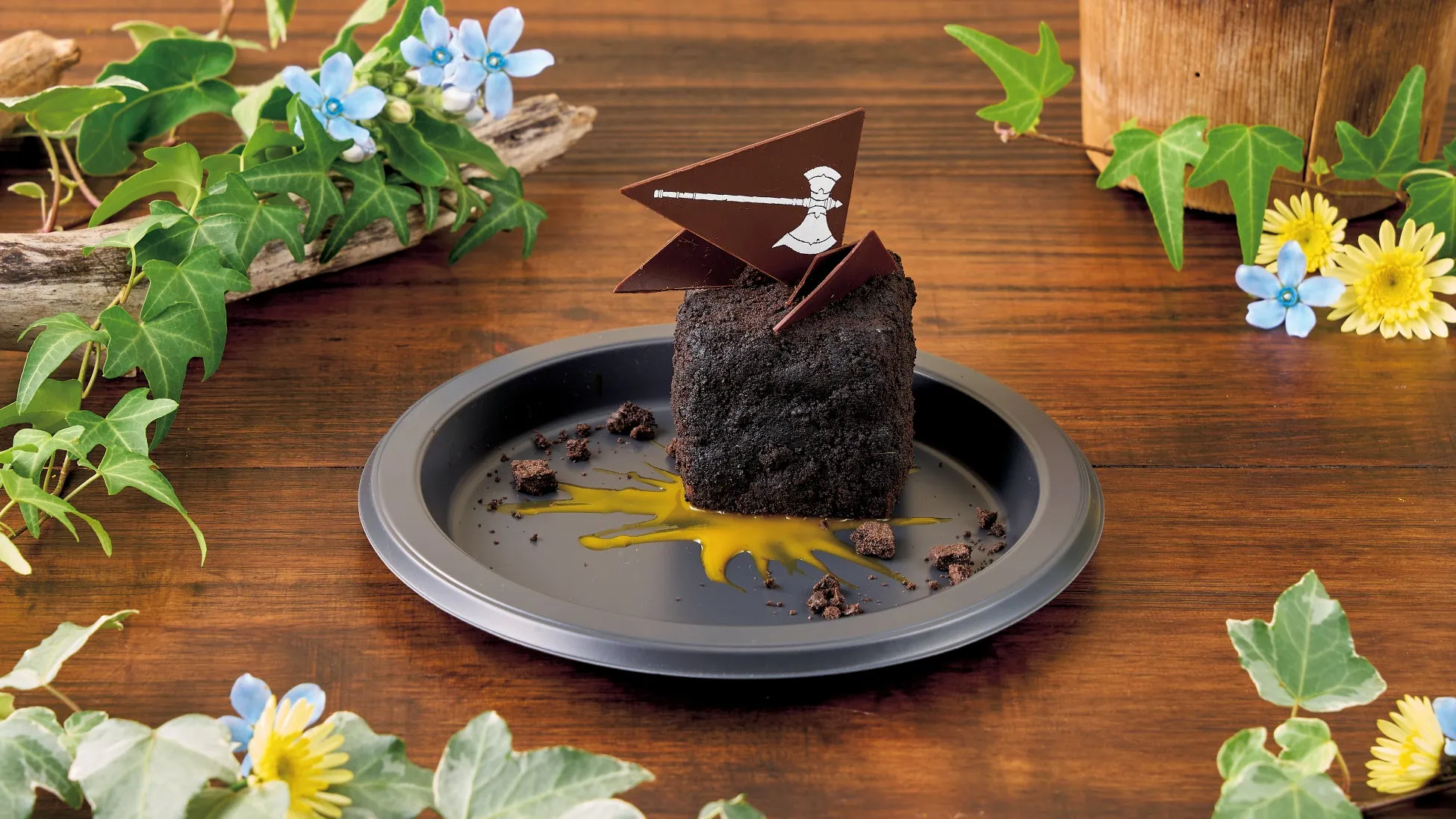 チョコレートが飾られた黒いケーキ