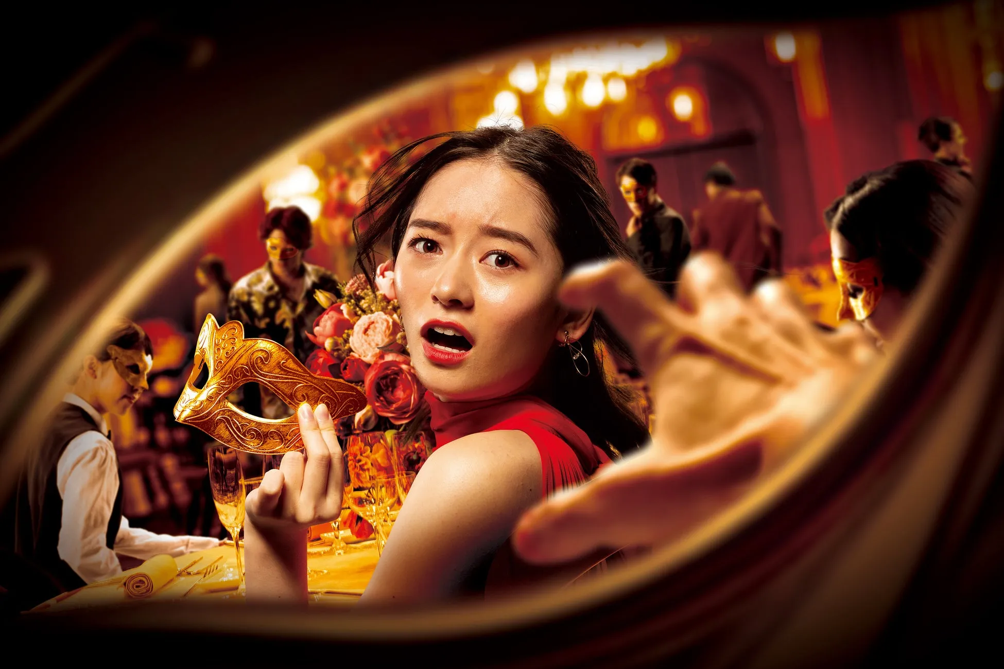 メインキャラクターが驚く華やかな宴会シーン