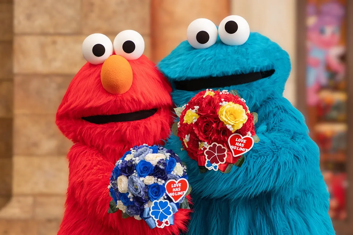 赤と青のキャラクターが花束を持つシーン