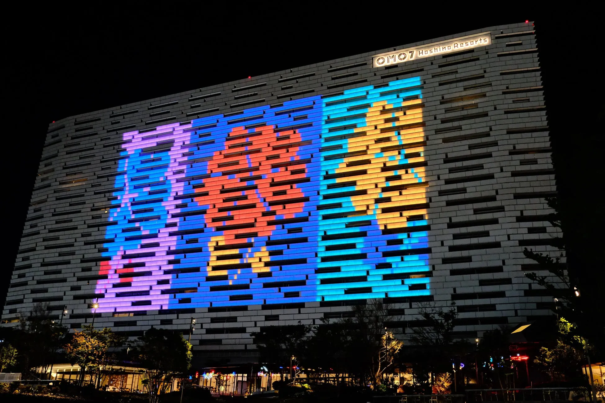 建物にプロジェクションマッピングされた色鮮やかなデザイン