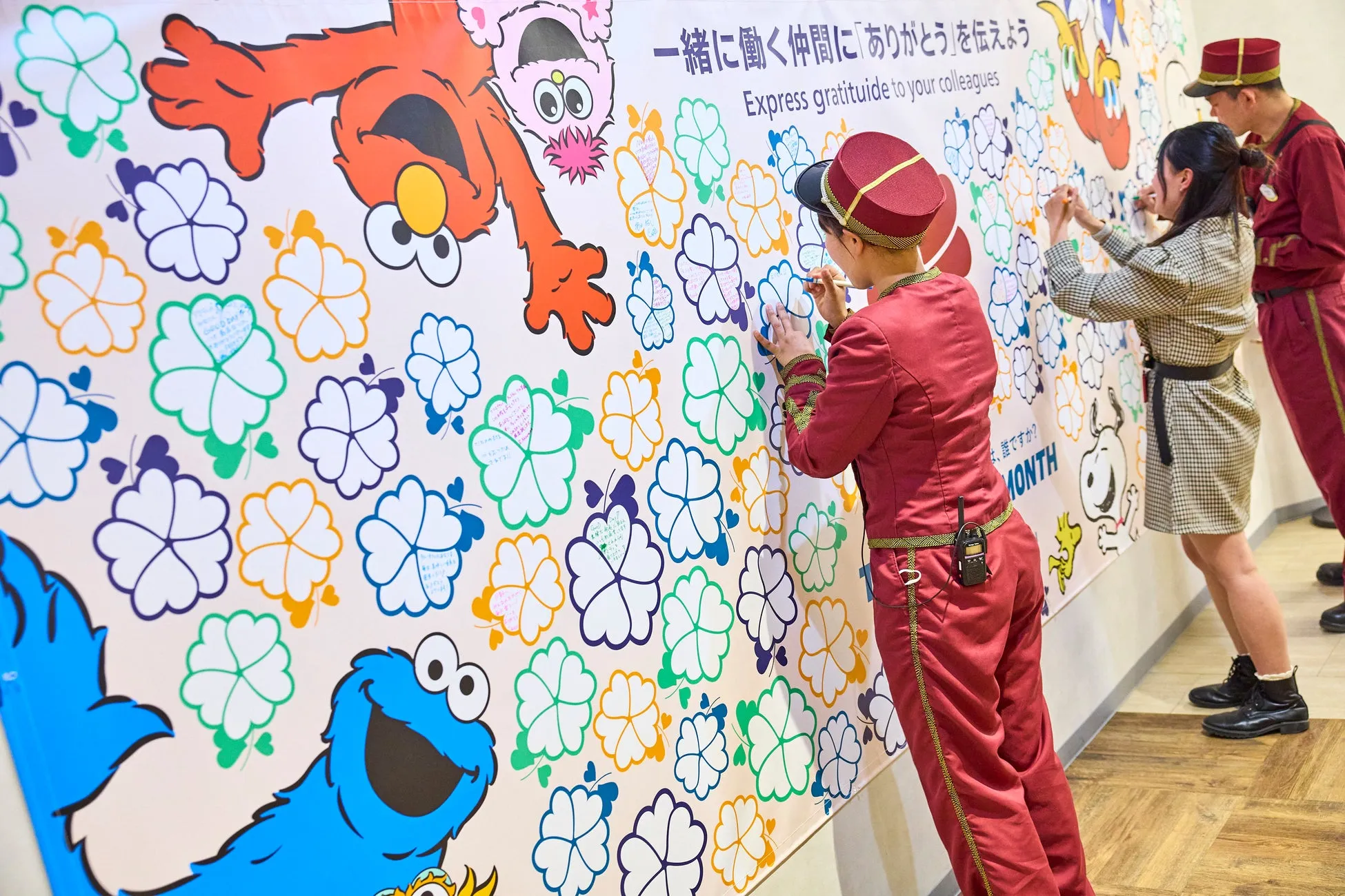 ユニバーサル・スタジオ・ジャパンの感謝イベントの壁に文字を書く参加者