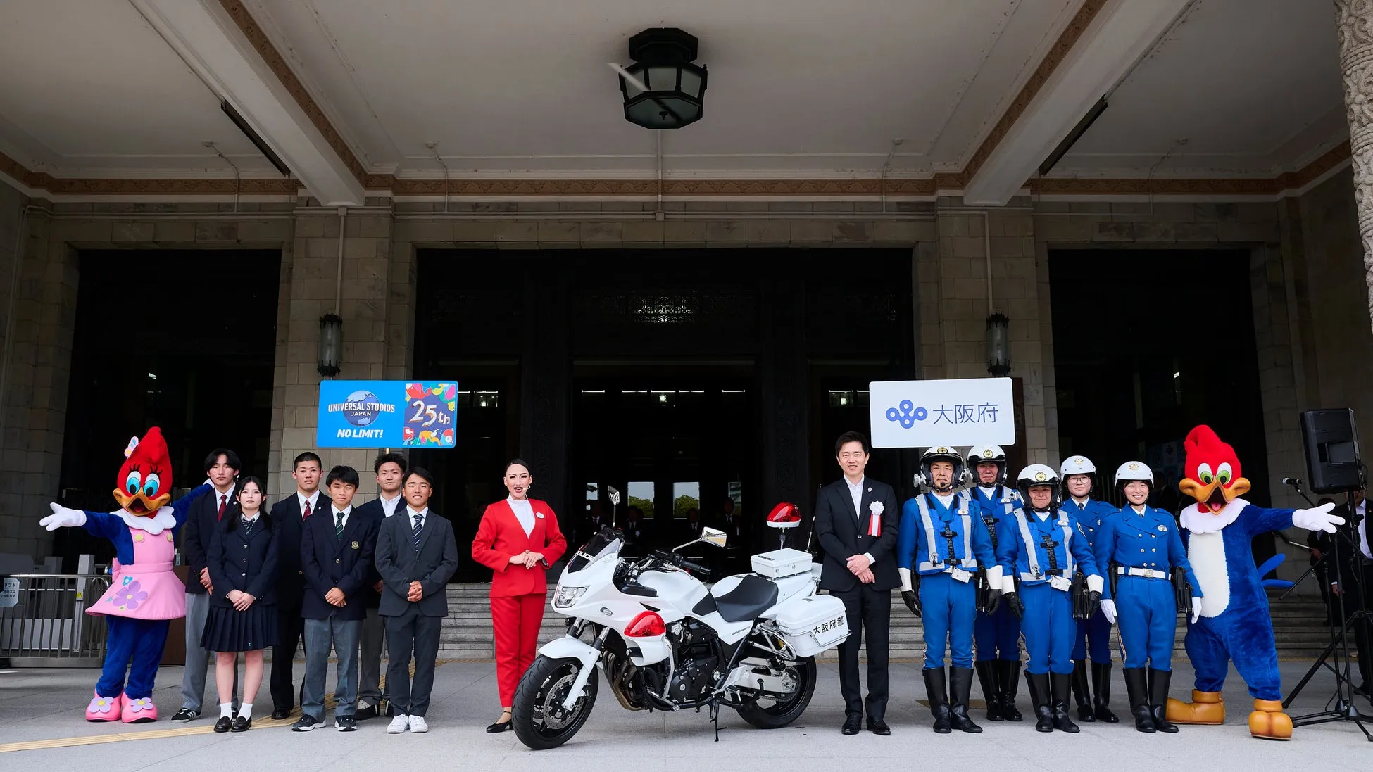 ユニバーサル・スタジオ・ジャパンのキャラクターと警察官が大阪府庁前で交通安全を呼びかけ
