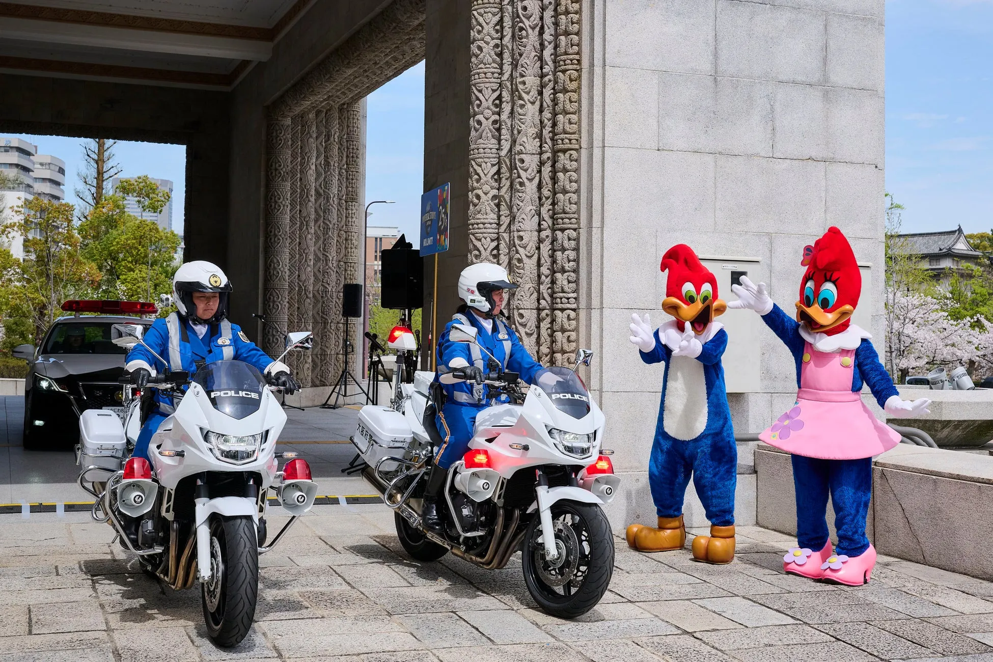 ユニバーサル・スタジオ・ジャパンのキャラクターと警察官