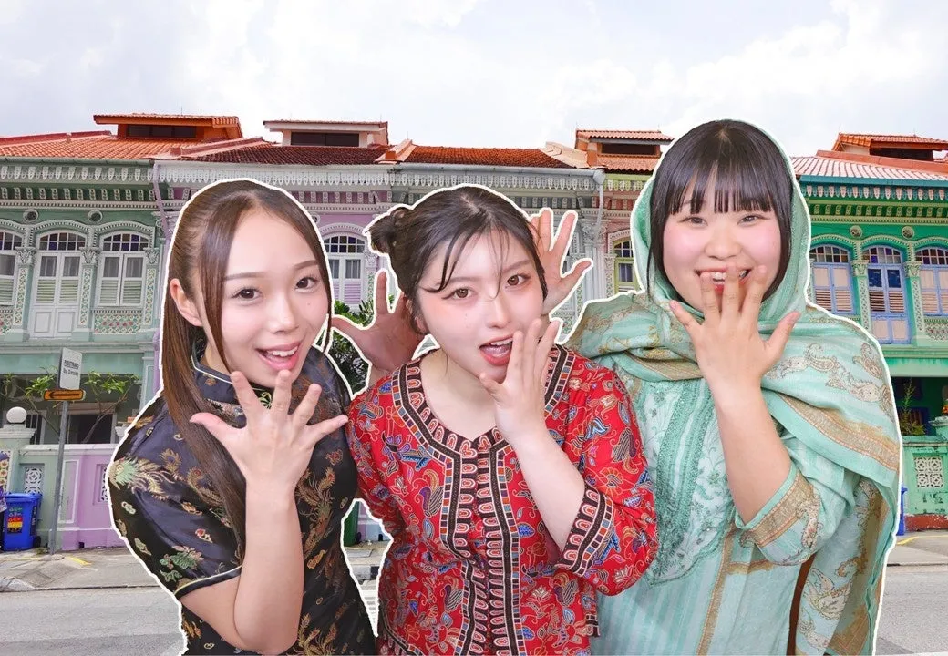 シンガポールフェスティバルでポーズをとる3人の女性