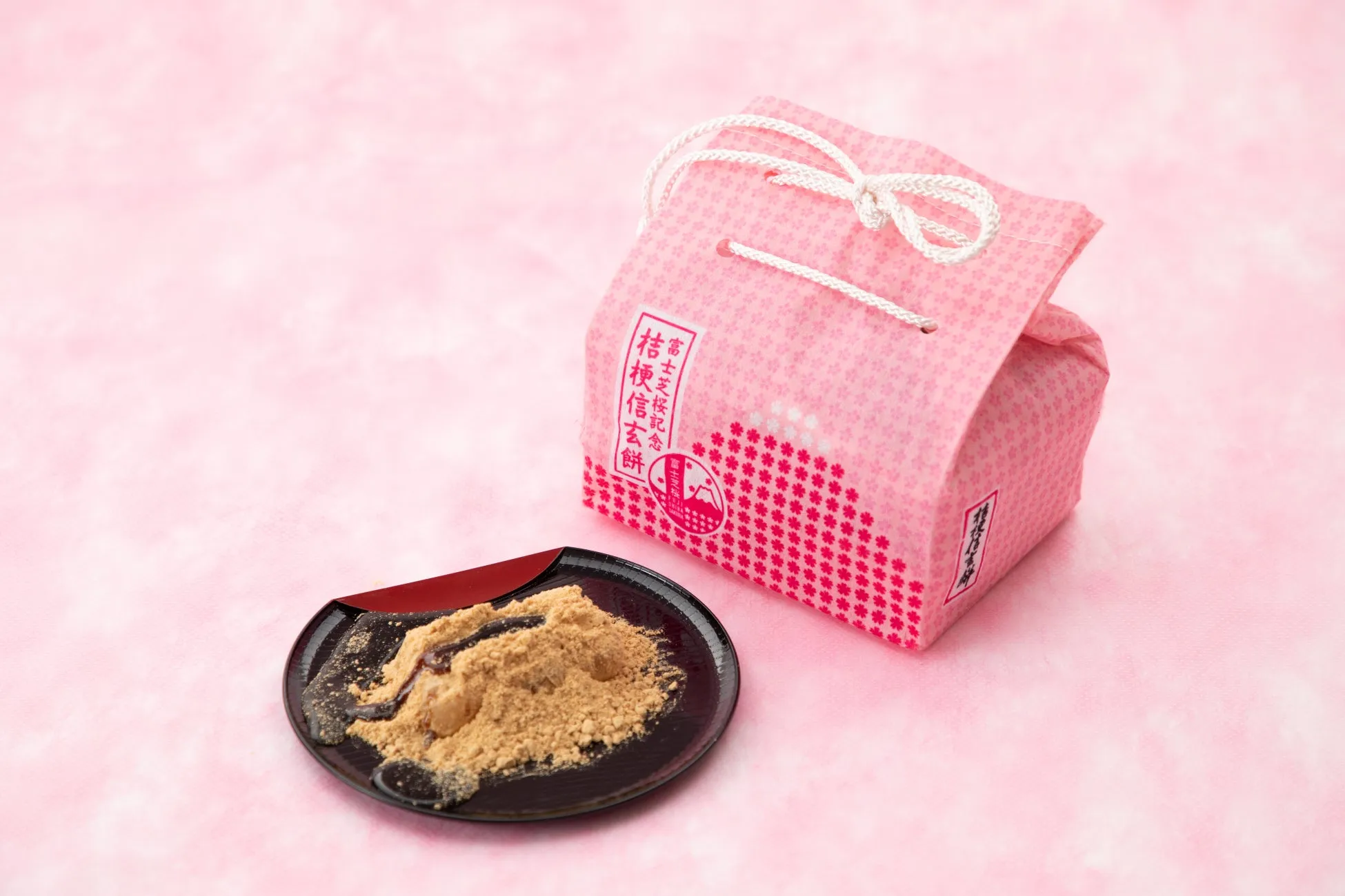 ピンクのパッケージに入った和菓子