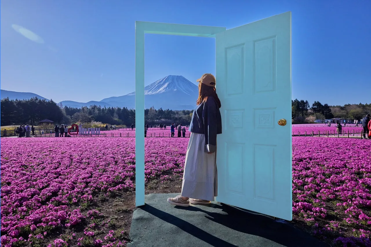 富士山と芝桜の美しい風景とフォトスポットのドア