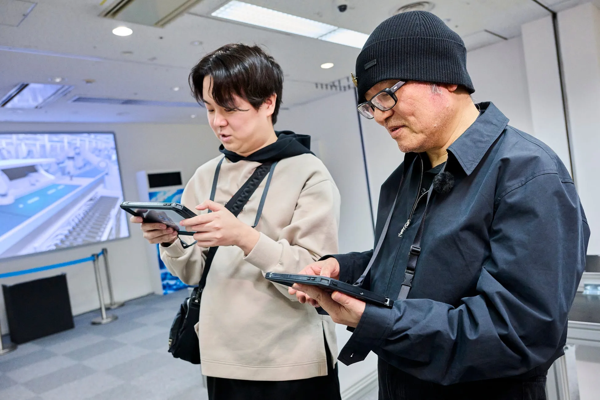 ユニバーサル・クールジャパン 2026のイベントでタブレットを操作する参加者たち