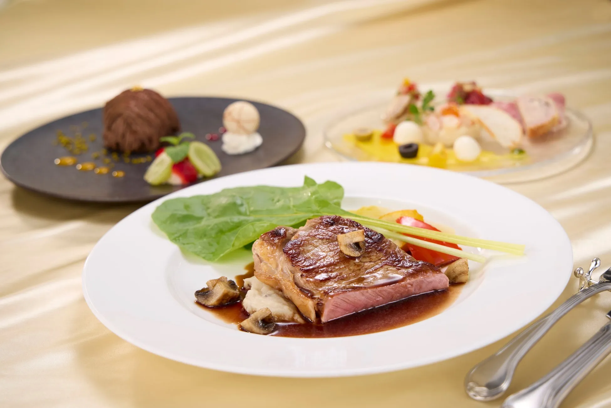 豪華なステーキ料理とデザート