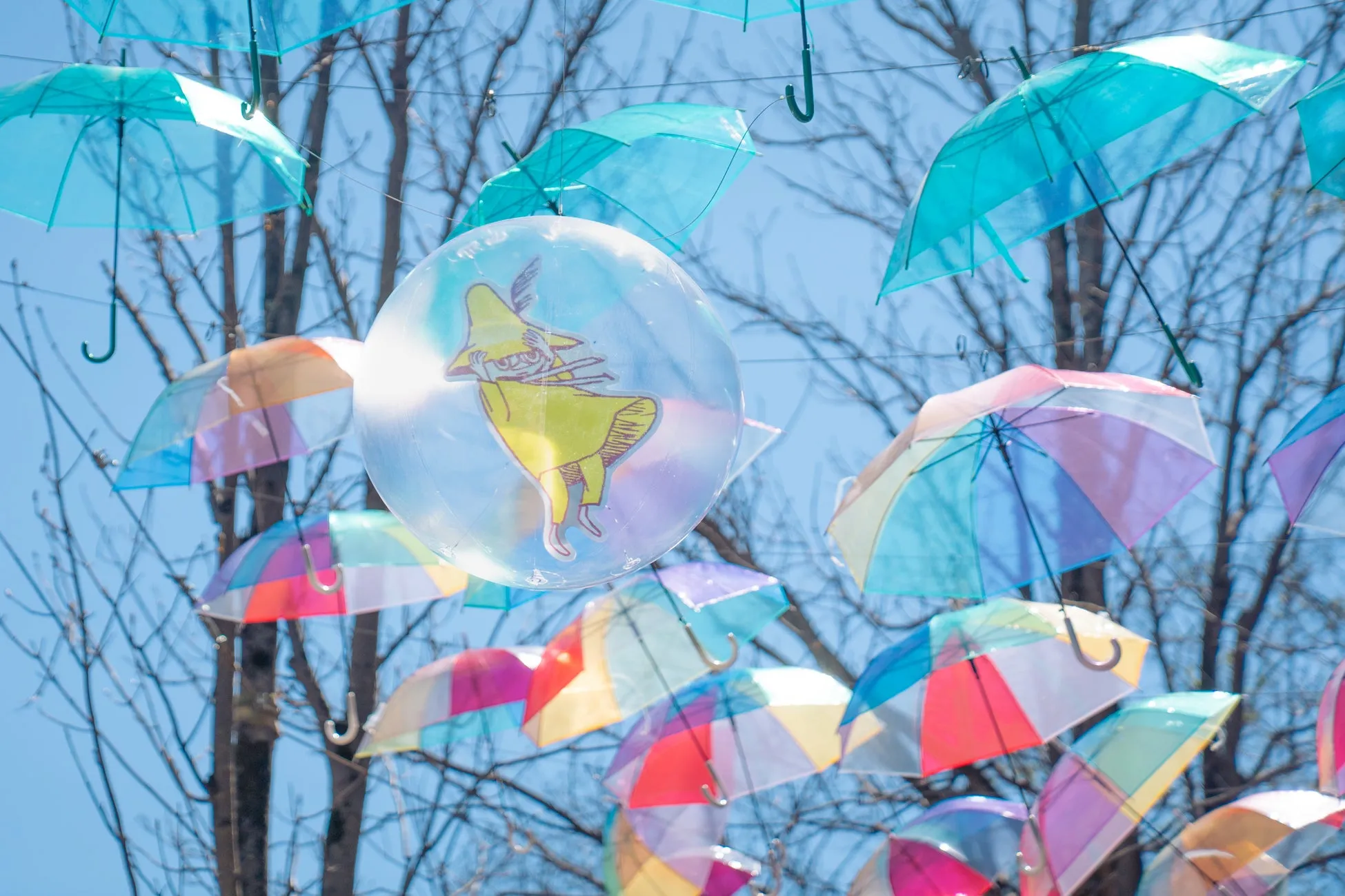 カラフルな傘とムーミンキャラクターバルーン