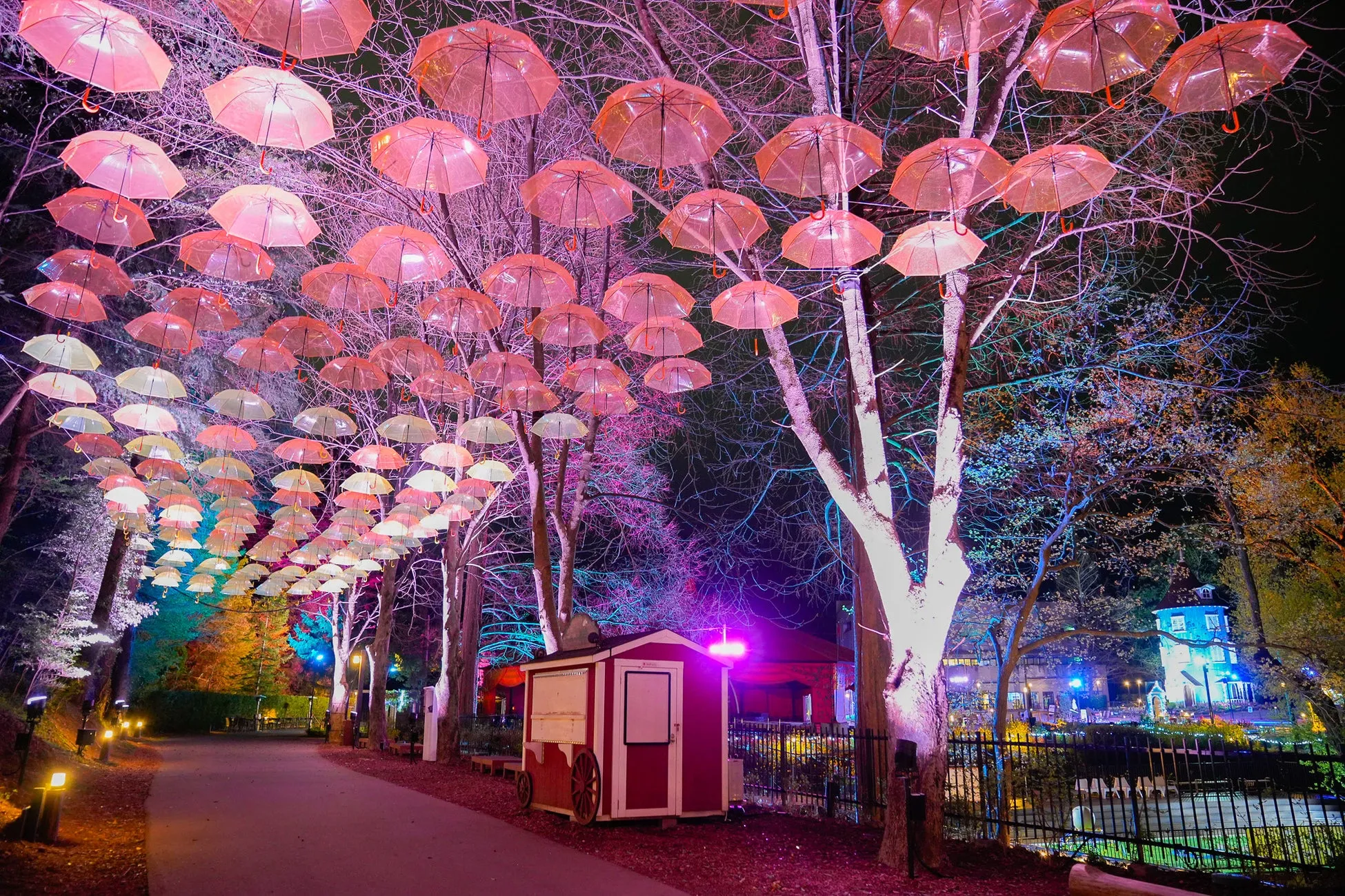 ムーミン谷イベントのアンブレラスカイとライトアップ