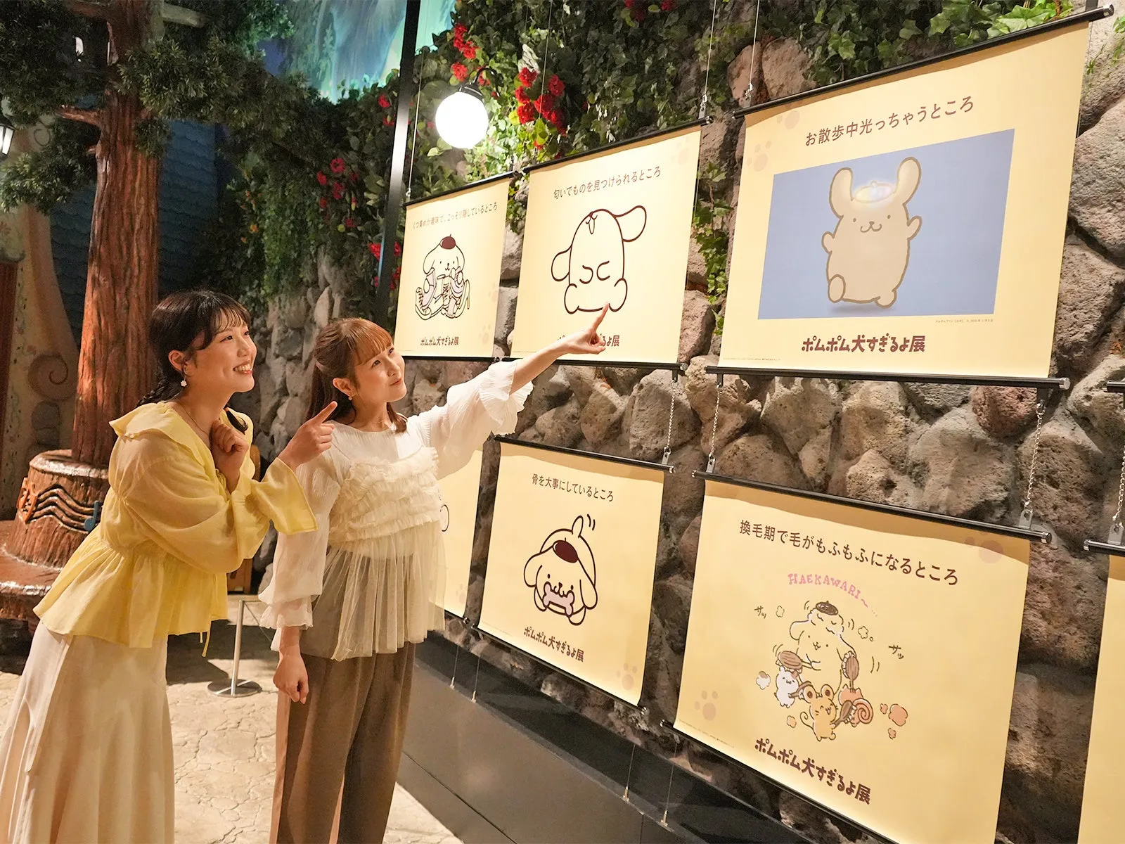 ポムポムプリン30周年記念イベントの展示を楽しむ人々