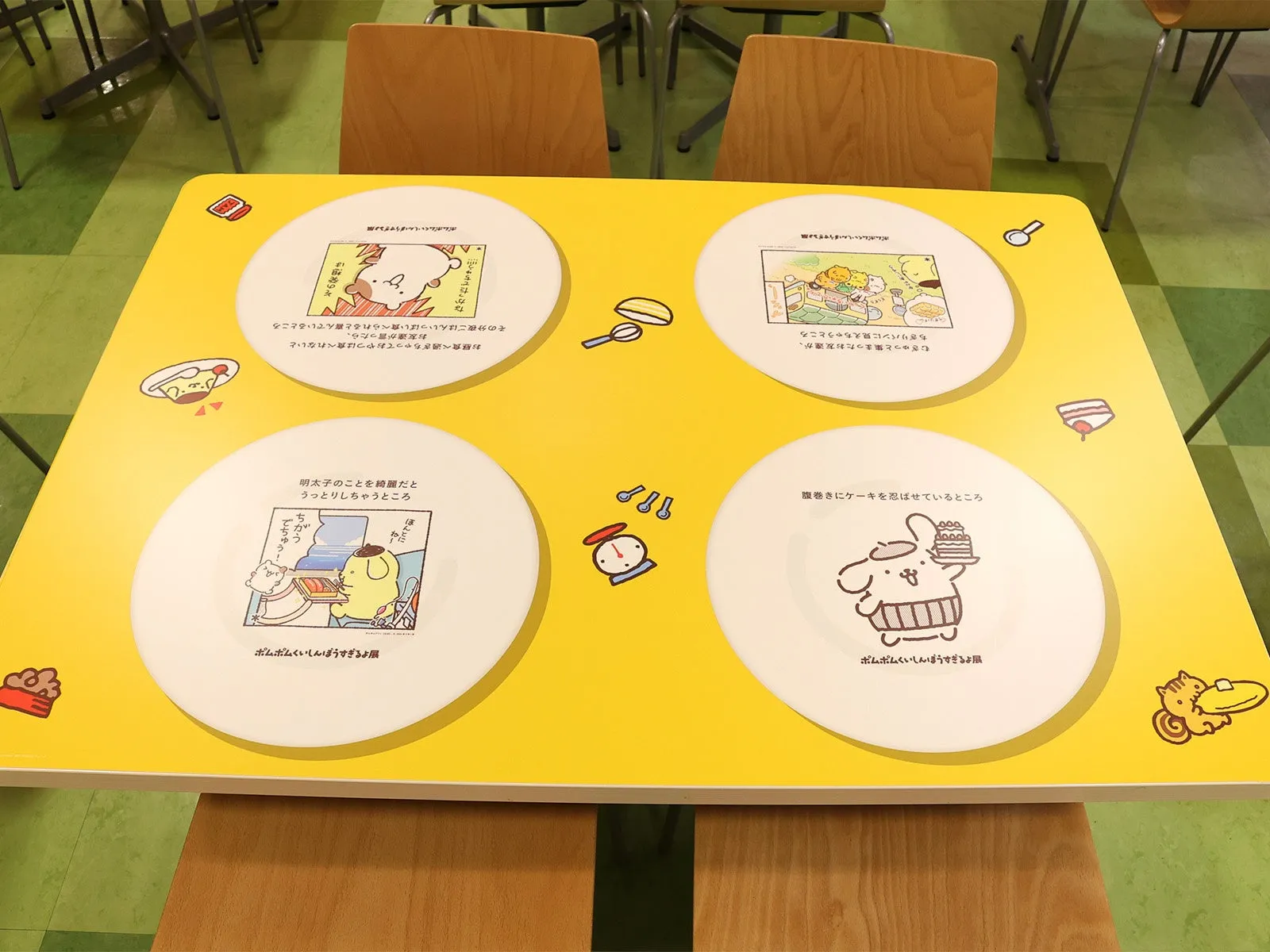 ポムポムプリンのデザインが施された黄色いテーブル