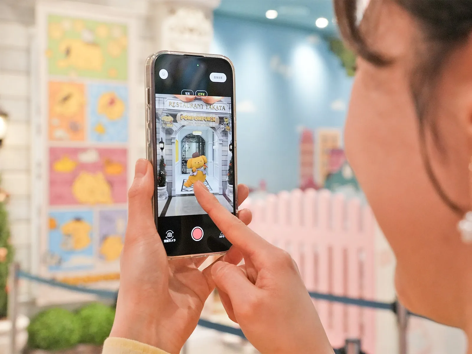 スマートフォンでARポムポムプリン体験中