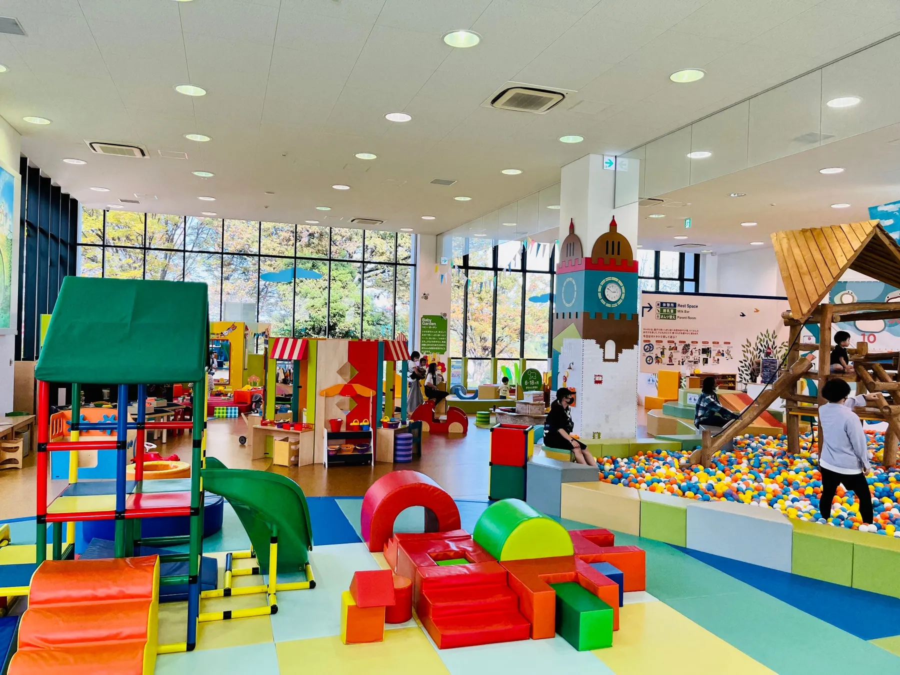 屋内プレイルームで遊ぶ親子とカラフルな遊具
