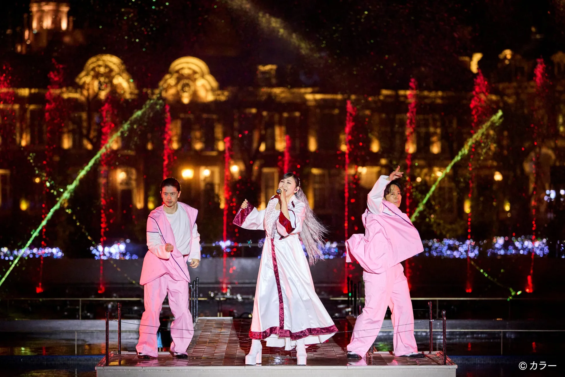 エヴァンゲリオンのショーで歌う女性パフォーマーとダンサー