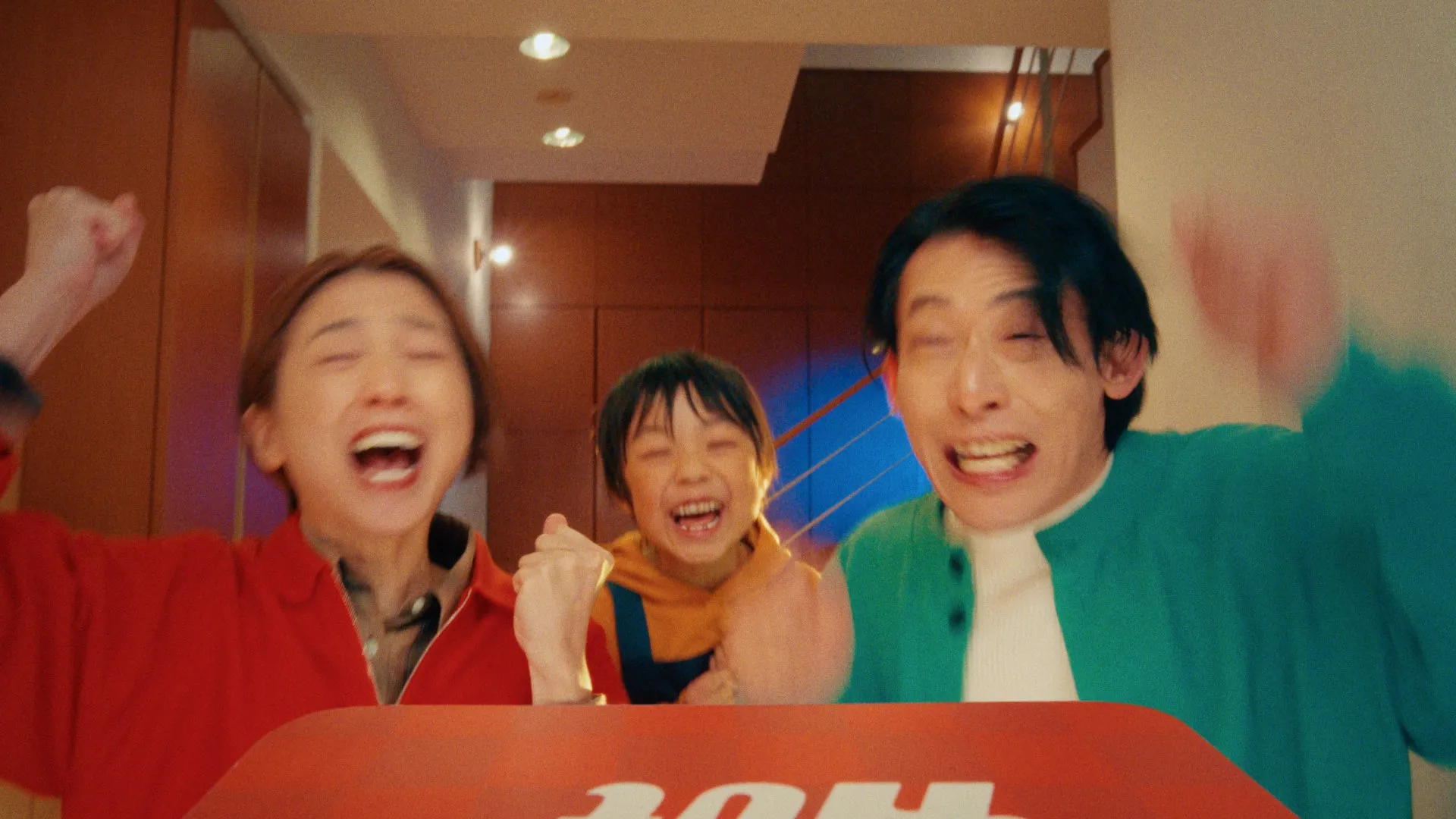 食卓にJOYを届けるTVCMの一場面