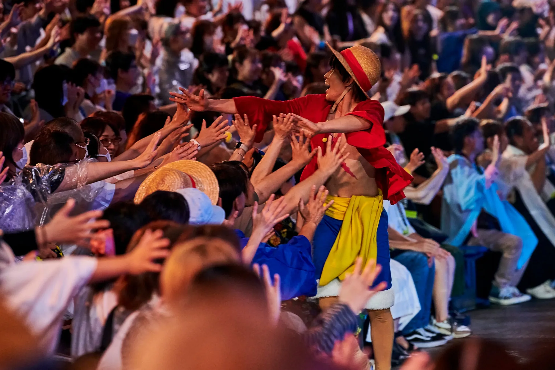 ワンピースイベントで観客と交流するキャラクター