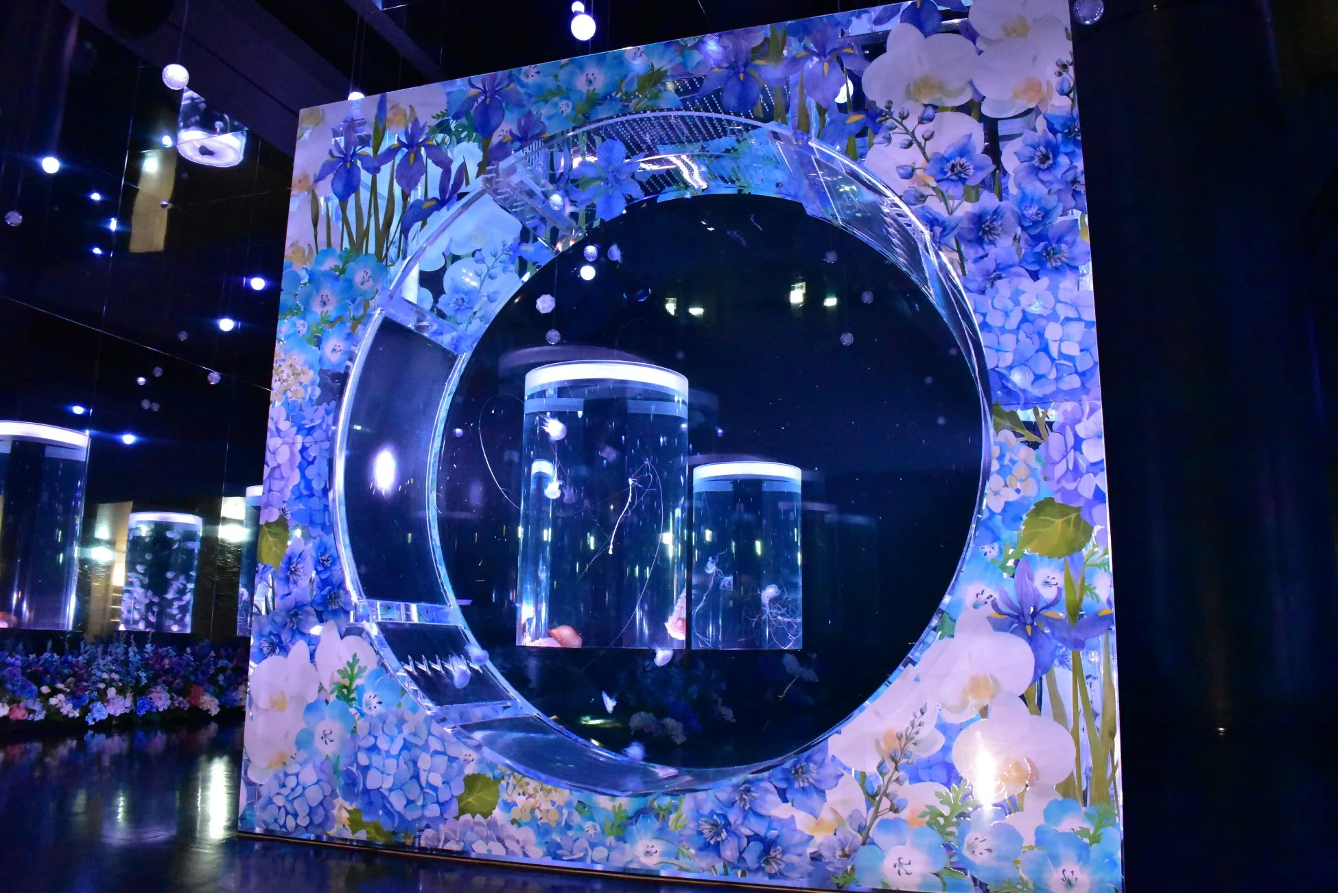 マクセルアクアパーク品川の円形水槽と花