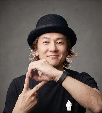 帽子をかぶった男性がアイスクリームのジェスチャー