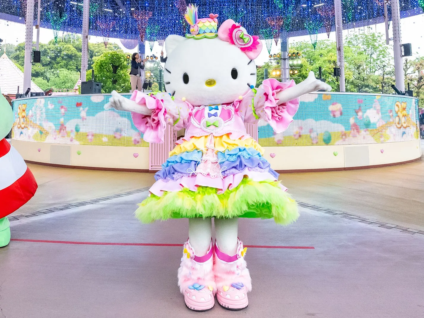 カラフルな衣装のキャラクター