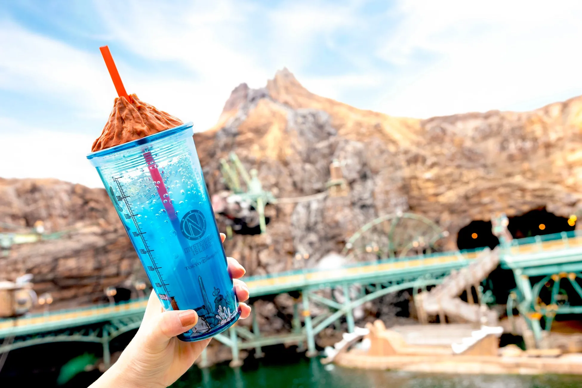 東京ディズニーシーの青いドリンクと岩山の背景