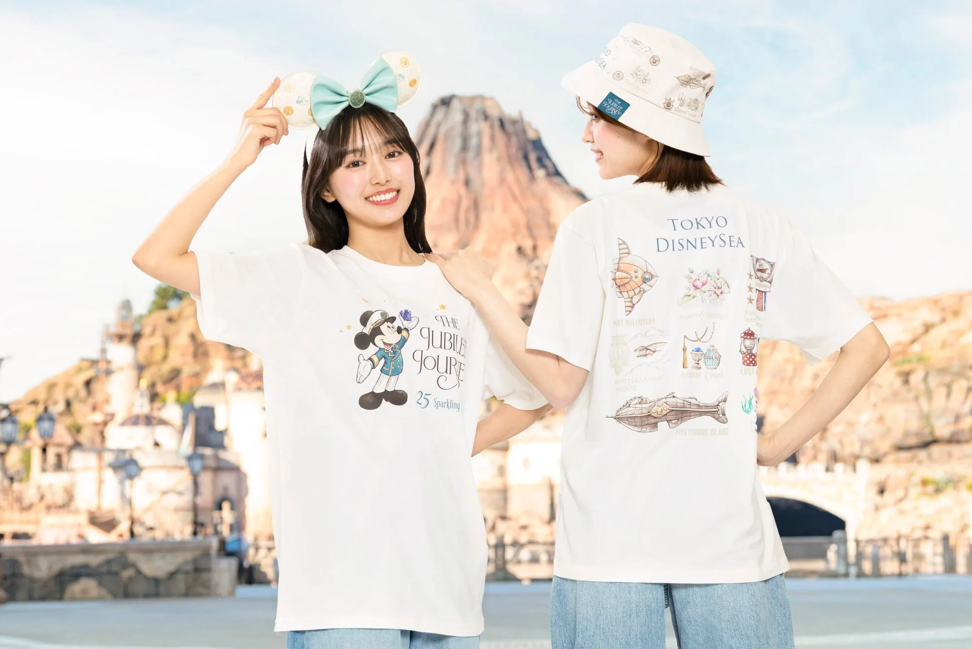 東京ディズニーシー25周年グッズを着た二人の女性