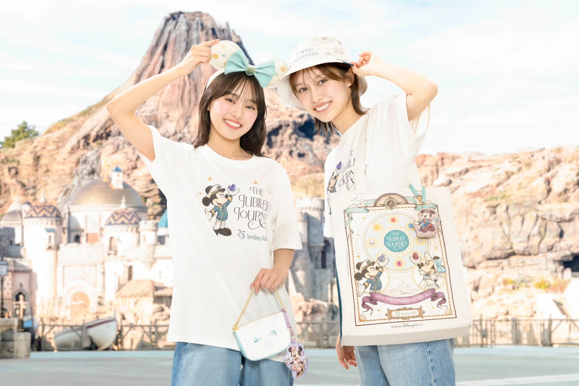 東京ディズニーシー25周年記念グッズを身に着ける二人の女性