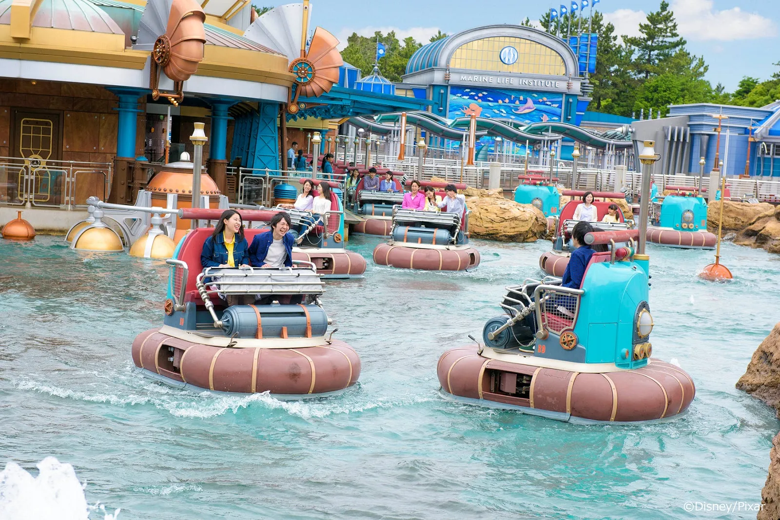 アクアトピアで遊ぶ人々と東京ディズニーシーの背景