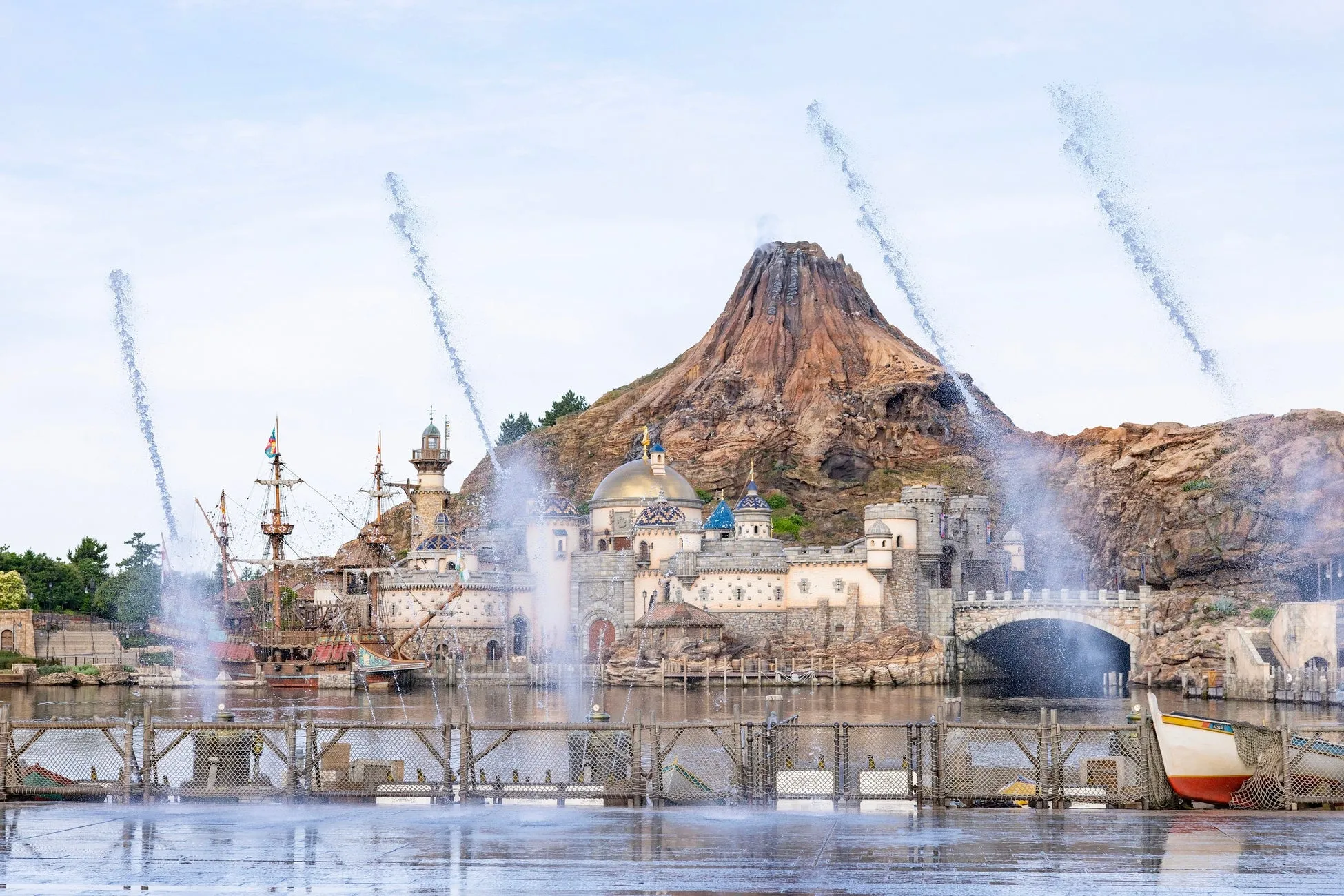 東京ディズニーシーでの水しぶきと火山の風景