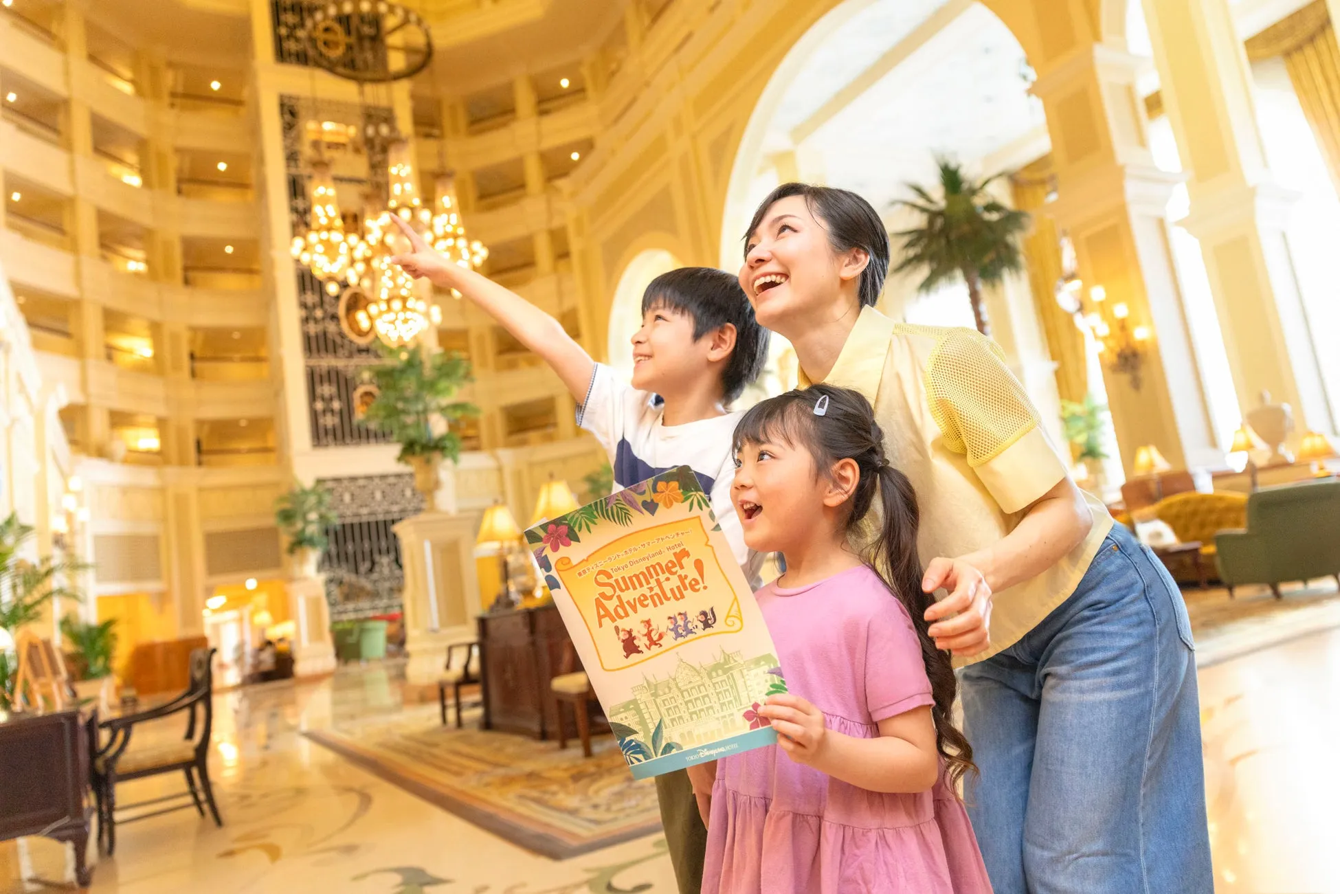 東京ディズニーリゾートの豪華なロビーで家族が楽しむ様子