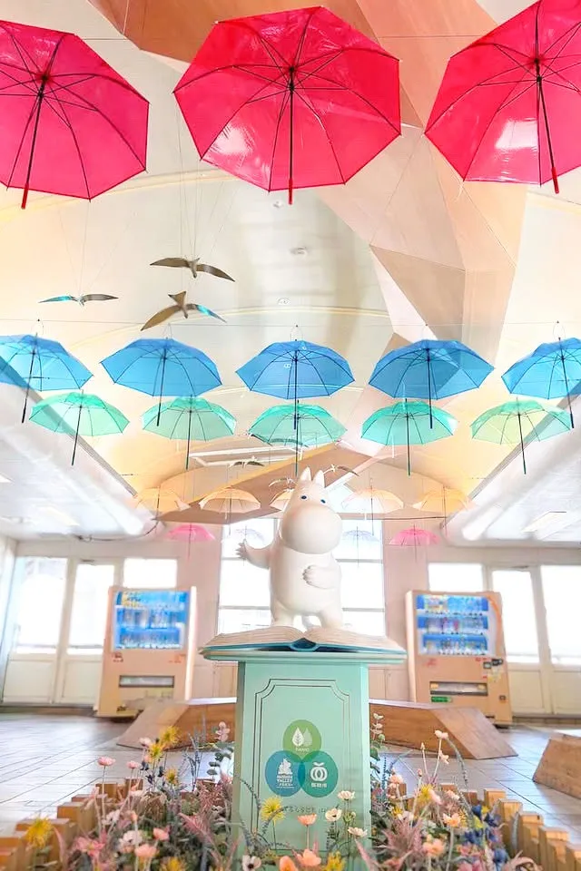 飯能駅のアンブレラスカイとムーミンのディスプレイ