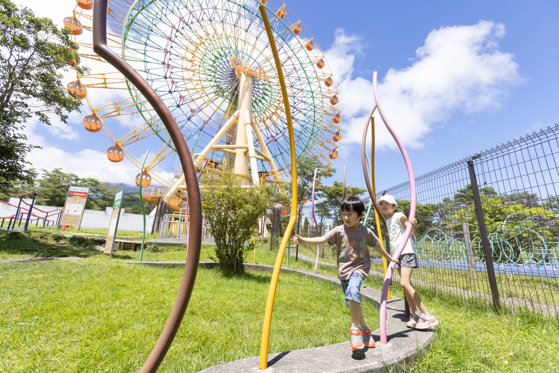 ぐりんぱで遊ぶ子供たちと観覧車