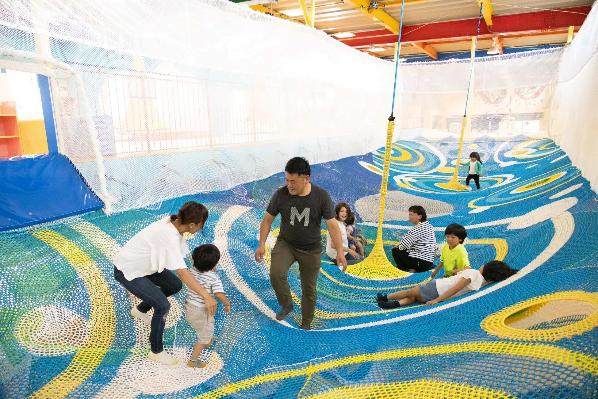 ネット遊具で遊ぶ子供たち