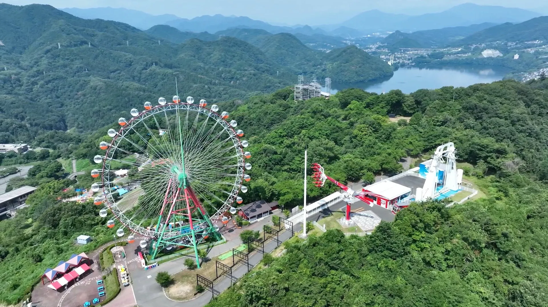 緑に囲まれた遊園地と観覧車