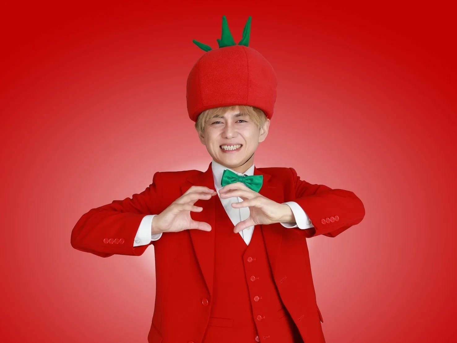 トマトの帽子をかぶった赤いスーツの人