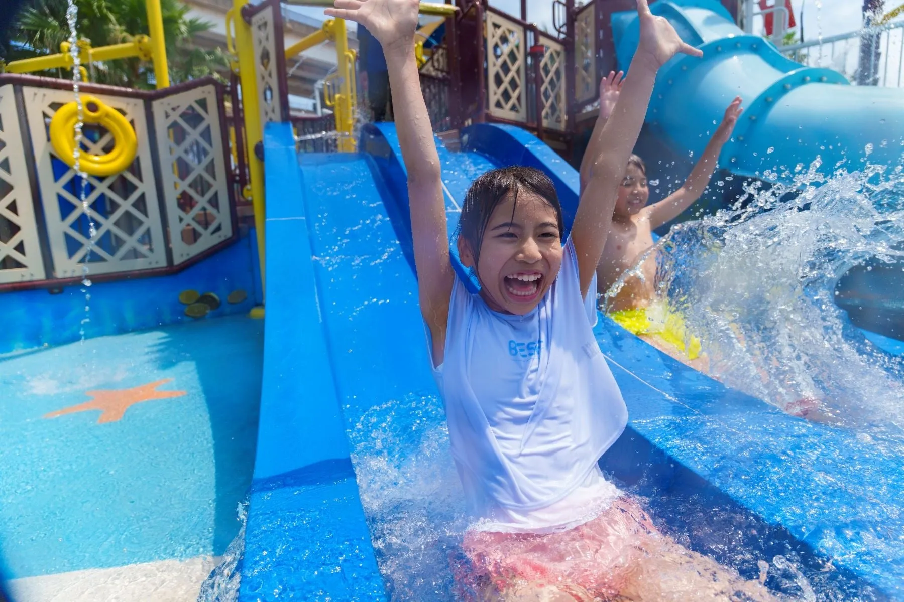 レゴランドのウォータースライドで遊ぶ子供たち