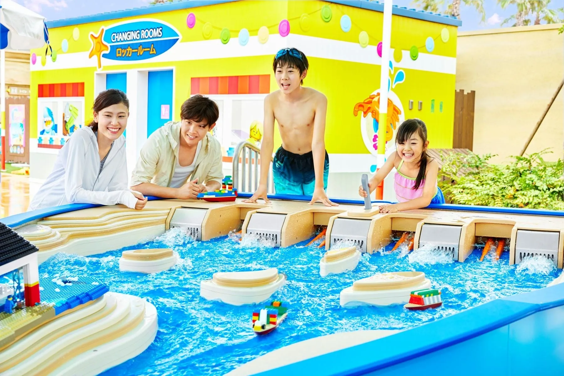 レゴランドで水遊びを楽しむ家族