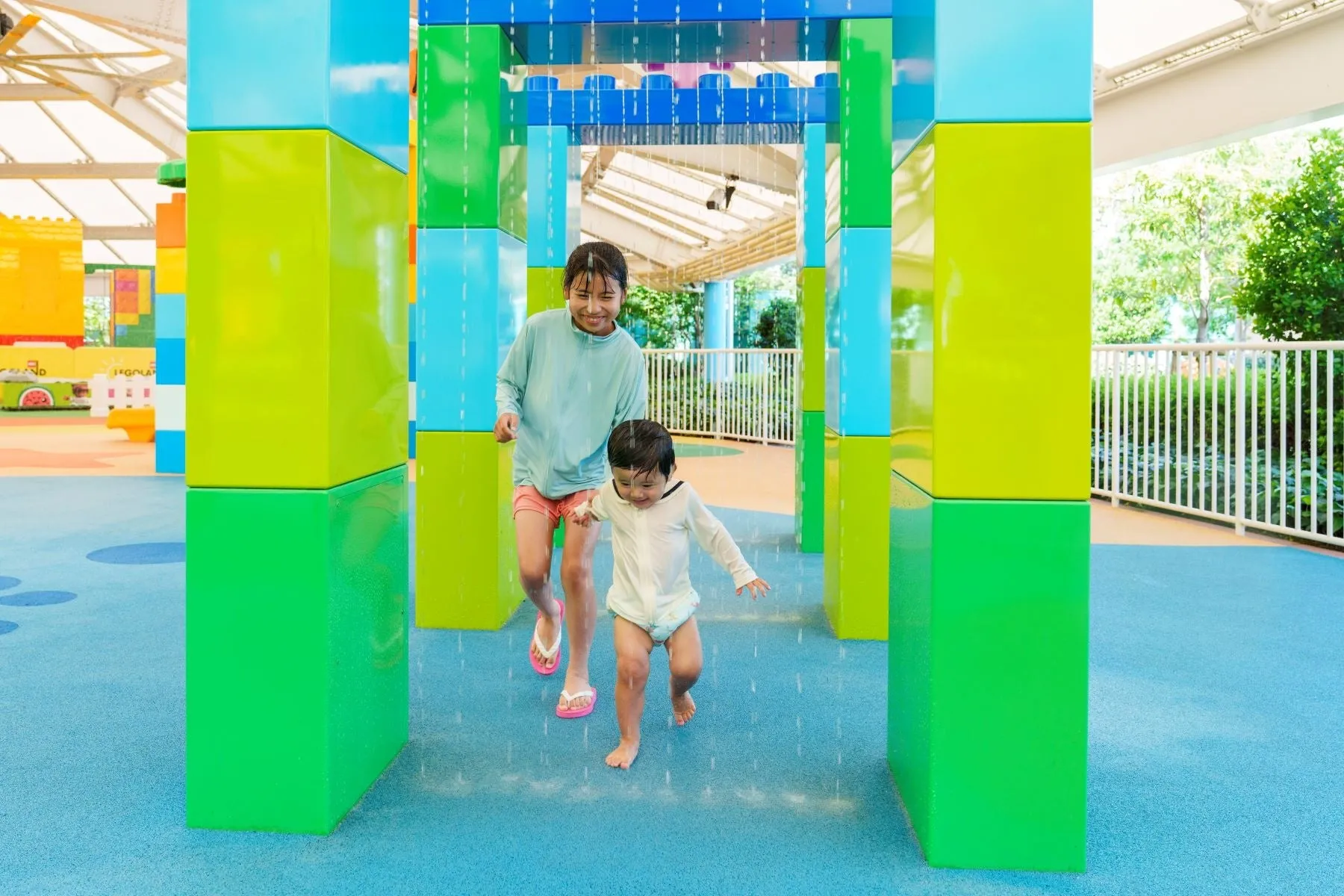 レゴランドで水シャワーを浴びる子供