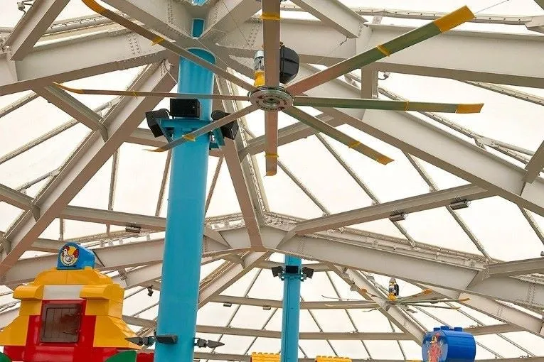 レゴランドの大型天井ファンとカラフルな支柱