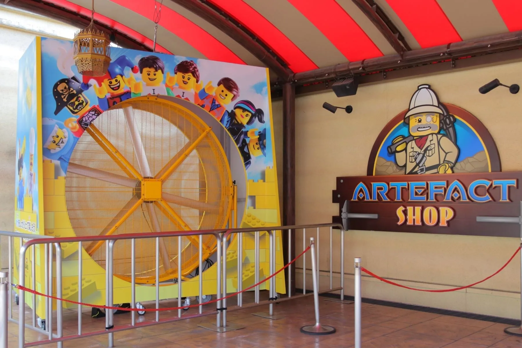 レゴランドのショップと大きな送風機