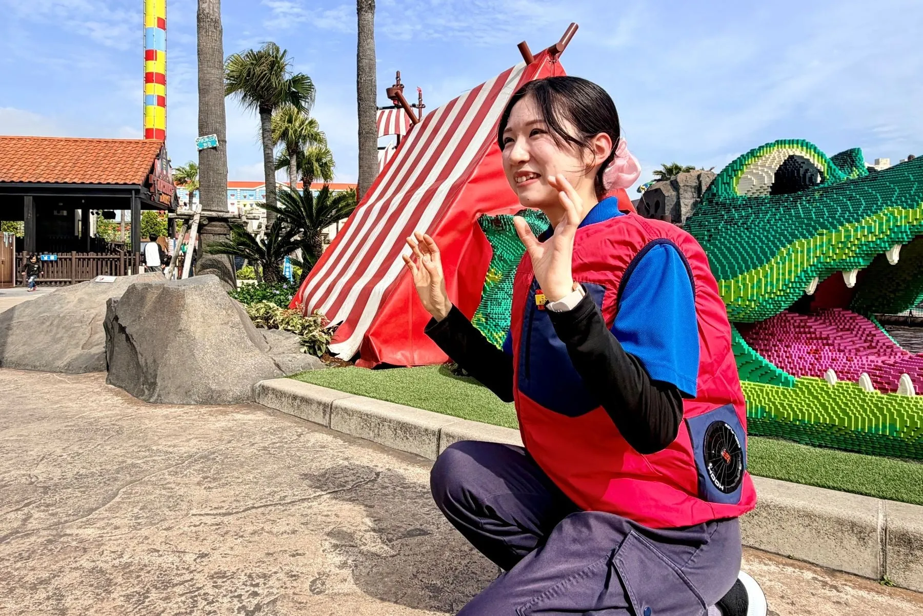 レゴランドの水遊びエリアで微笑むスタッフ